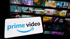 Amazon Prime Video logo sa zamagljenom pozadinom interfejsa platforme za strimovanje