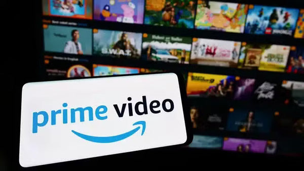 Logo d'Amazon Prime Video avec un arrière-plan flou de l'interface de la plateforme de streaming